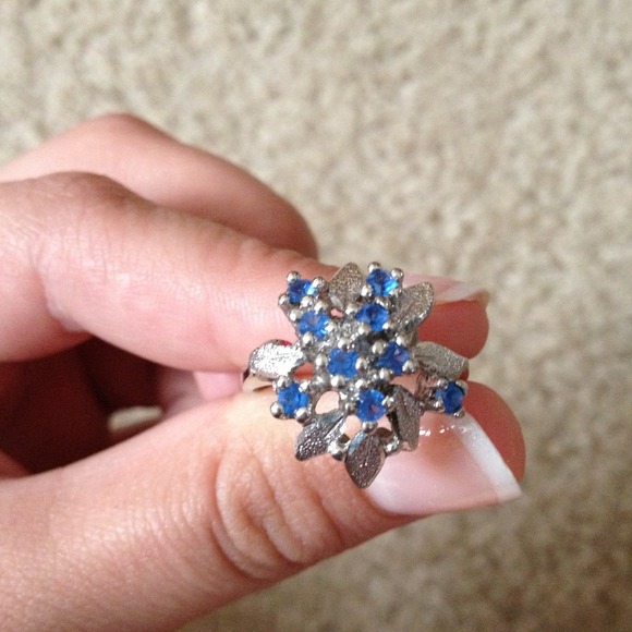 Sterling silver blue cubic zirconium ring - Picture 4 of 4