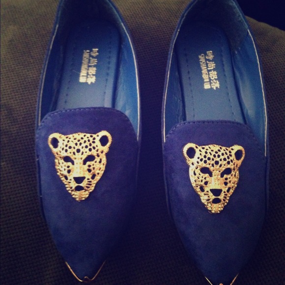 Flat shoes has a cute god  leopard head on top