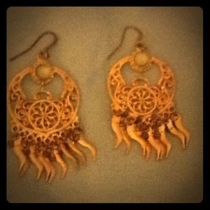 Gold earrings w/green emerald accent