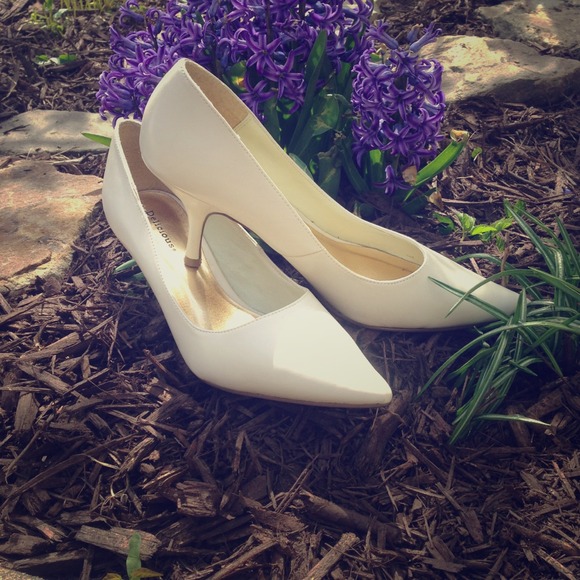 SaSsY cream colored pumps