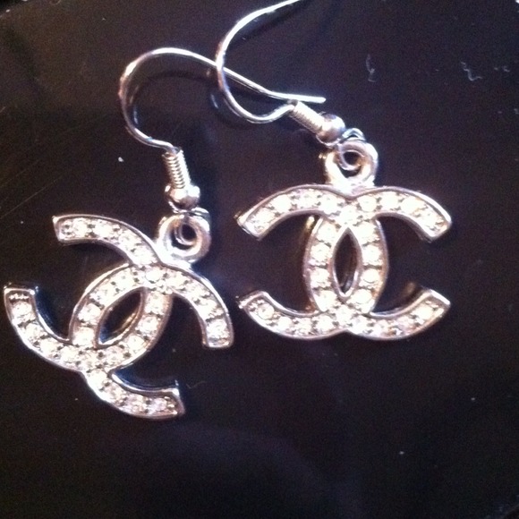 💙SOLD💙Silver Chanel CC ear rings 💎