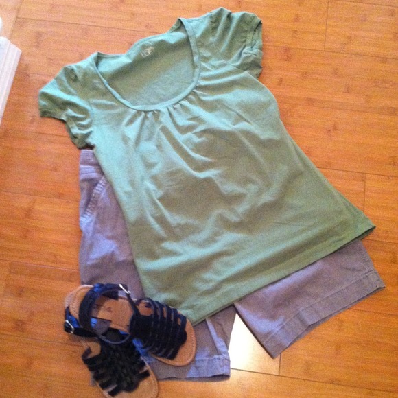 🚫SOLD IN BUNDLE Worn once!! Green loft tee