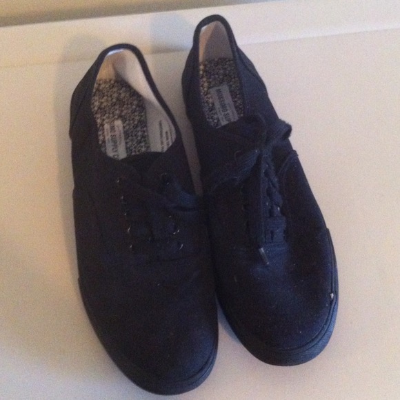 💋SOLD!💋 Black canvas shoes size 9.5