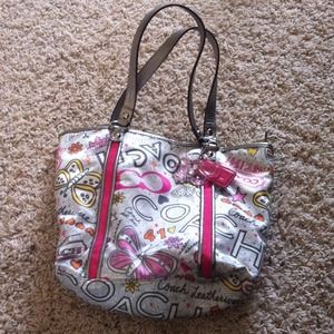 Medium sized coach poppy purse