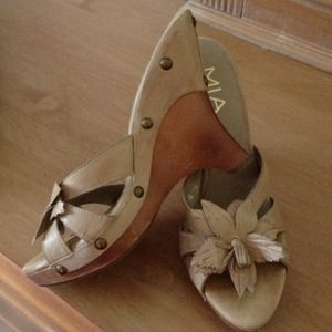 1 sandals, 1 clock, 4 "nurse dolls", 1 purse