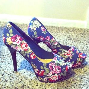 Size 7 charming Charlie shoes