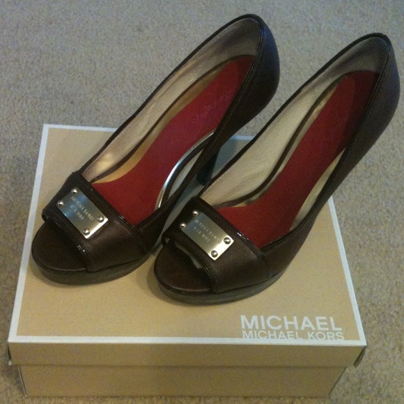 MICHAEL KORS  brown leather shoes with logo