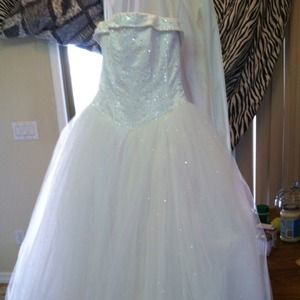 Size 4 never worn wedding dress