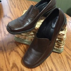 Naturalizer brown leather 2" heels