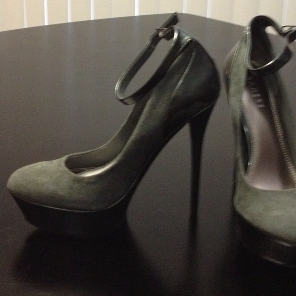 (SOLD) BRAND NEW-Mary Jane Pump - Grey Suede
