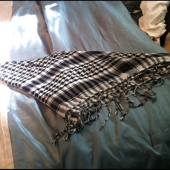 Houndstooth scarf