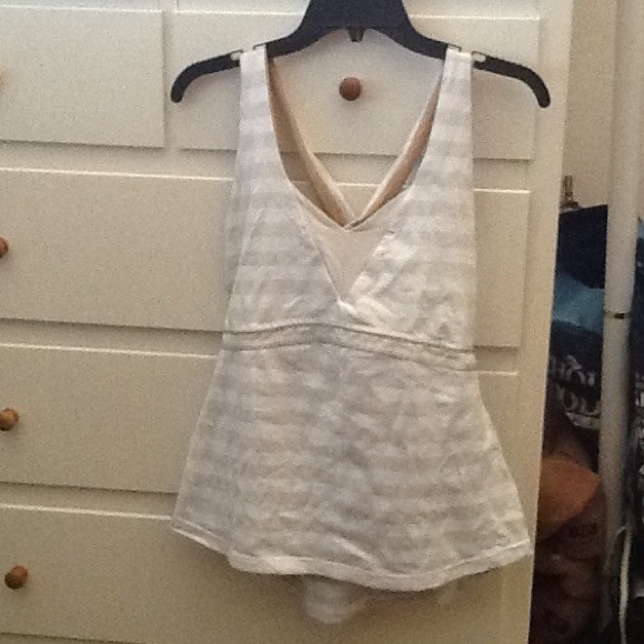 lululemon workout tank Size12 (fits 14)