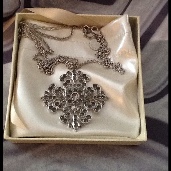 Iwanturstuff..........Crystal cross necklace. JW8 - Picture 2 of 4