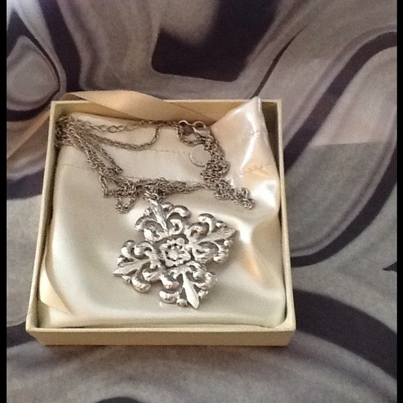 Iwanturstuff..........Crystal cross necklace. JW8 - Picture 3 of 4