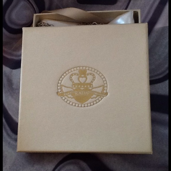 Iwanturstuff..........Crystal cross necklace. JW8 - Picture 4 of 4