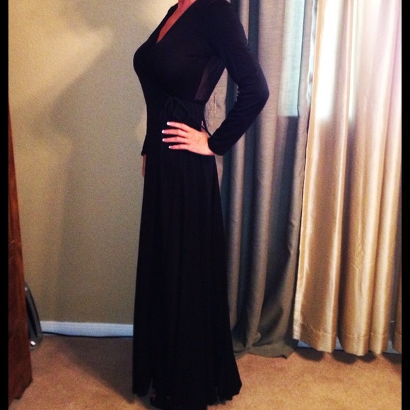 🎉HOST PICK🎉 GORGEOUS DRESS. ON SALE!!!!!!! - Picture 3 of 4