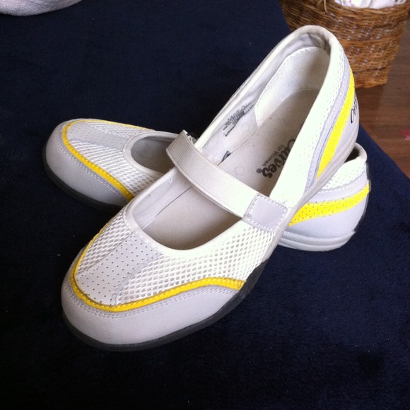 Shoes - Picture 4 of 4