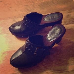 American eagle clogs