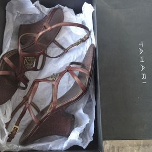 🌺Tahari Sandels🌺
