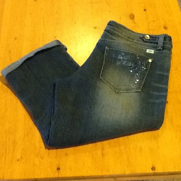 <<CLEARANCE>> Capri distressed jeans