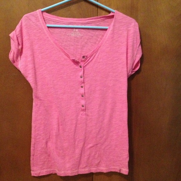 pink tshirt