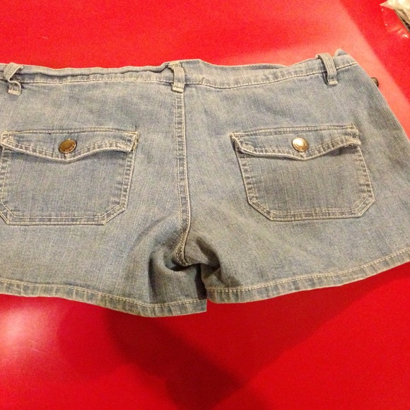 Shorts - Picture 3 of 4