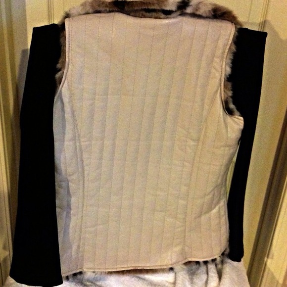 π₯"PM EDITOR PICK & HPπ₯ REVERSIBLE FAUX FUR VEST! - Picture 4 of 4