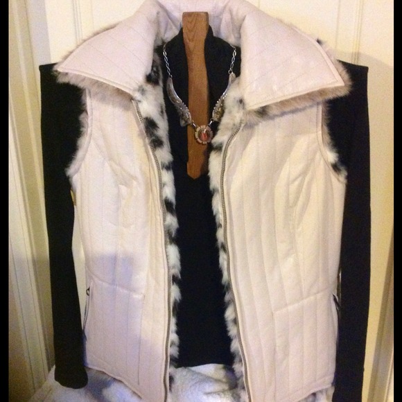 π₯"PM EDITOR PICK & HPπ₯ REVERSIBLE FAUX FUR VEST! - Picture 3 of 4