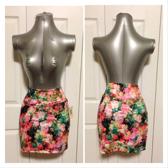 Decree Dresses & Skirts - Floral form fitting skirt-price✂️BIG SALE