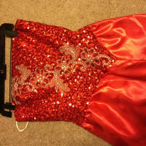 Beautiful   RED PROM  or GALA GOWN - Picture 1 of 4