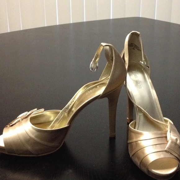 ONLY WORN ONCE! Nine West Satin Pump - Light Gold