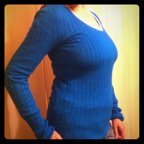 VS Moda International bright blue sweater 🆚