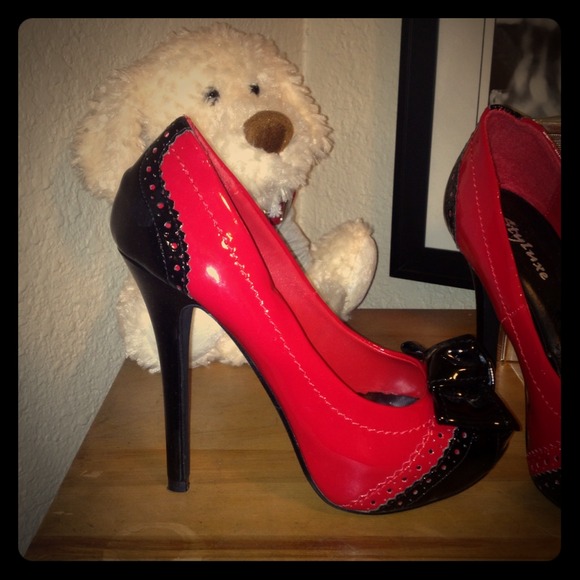 Red & black vintage style heels.  *hold*