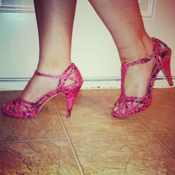 *White House // Black Market* Pink snakeskin heels - Picture 4 of 4