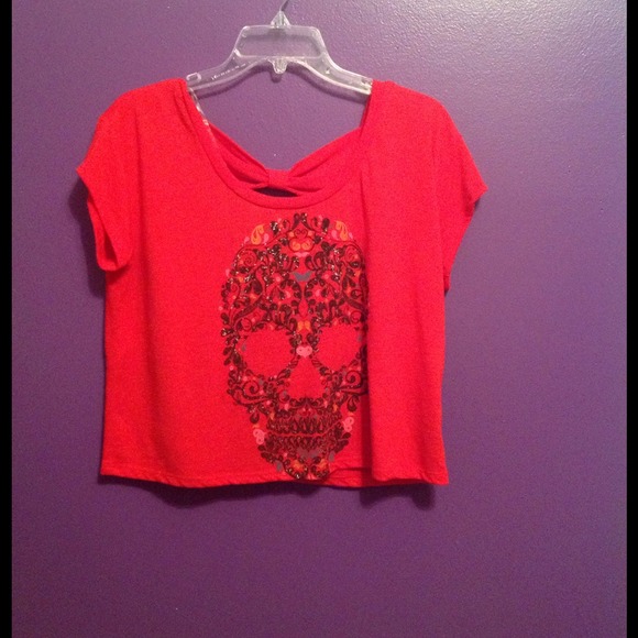 A cute top that lays above waste.
