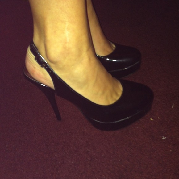 Black High Heels. Size 8. Approx 5 inches.