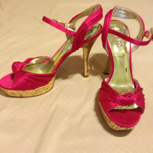 Authentic Guess Hot Pink & Gold 5 inches high heel - Picture 2 of 3