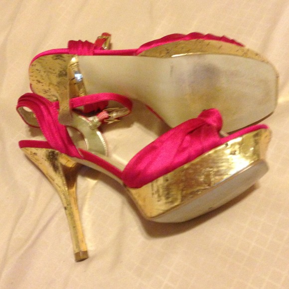 Authentic Guess Hot Pink & Gold 5 inches high heel - Picture 3 of 3