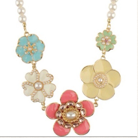 Spring Time Pearl Flower Necklace