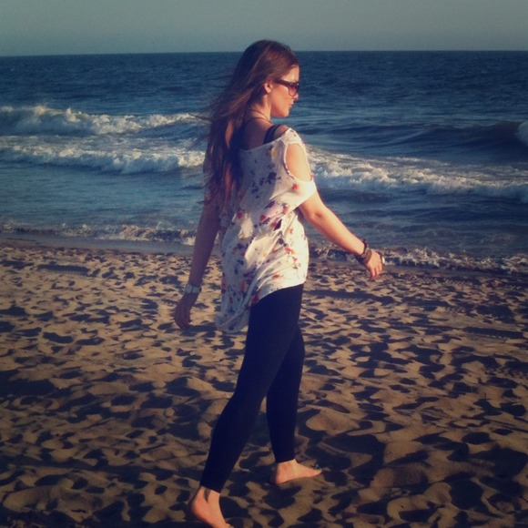 Brandy Melville Tops - ❌SOLD❌Brandy Melville floral oversized hi-low top
