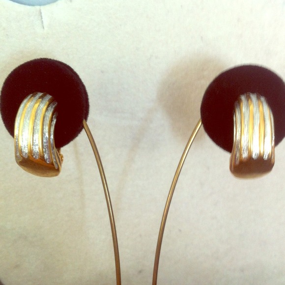 Clip-on earrings : I HAVE A WHOLE collection