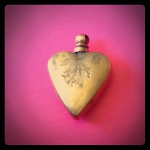 " hold "Antique Brass Pendant Perfume Holder