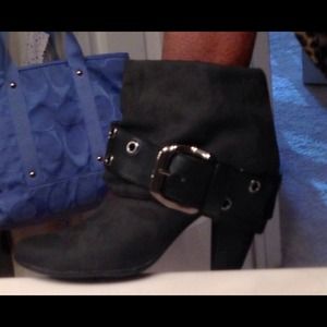Buckle boots