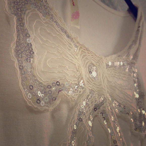 Delightfully dainty top with bow embellishment