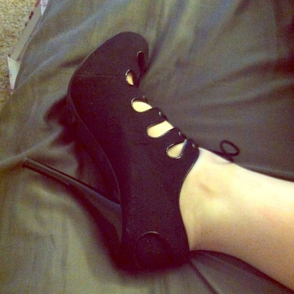 👠ShoeDazzle "Corinna" black tie up heels