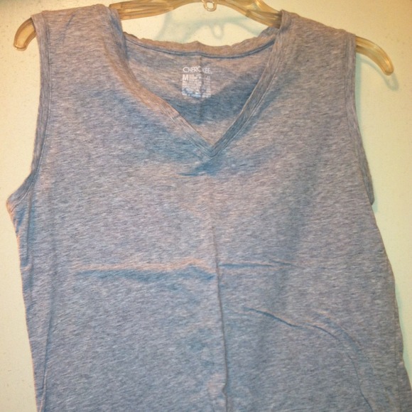 Grey tee shirt.
