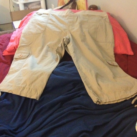 Maternity capris