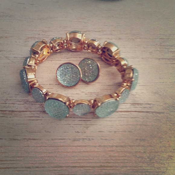 💰SOLD💰Bracelet and Matching Earrings