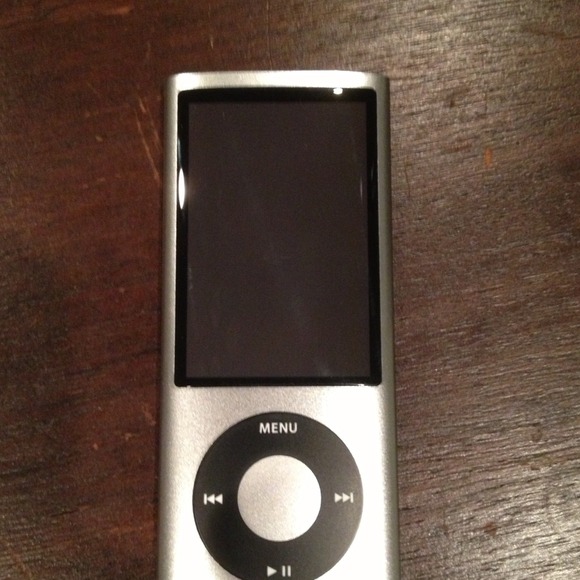 8 G IPOD NANO