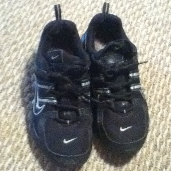 All black Nike shox
